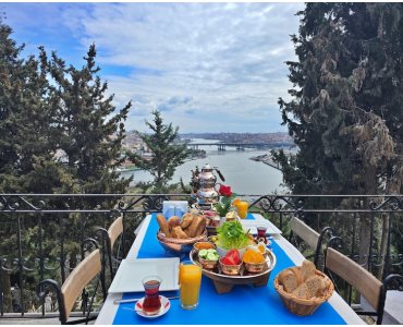 Eyüp Pierre Lotti Tepesi Aziyade Restaurant’ta Muhteşem Haliç ve İstanbul Manzarası Eşliğinde 2 Kişilik Serpme Kahvaltı