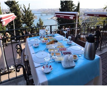 Eyüp Pierre Lotti Tepesi Aziyade Restaurant’ta Muhteşem Haliç ve İstanbul Manzarası Eşliğinde 2 Kişilik Serpme Kahvaltı